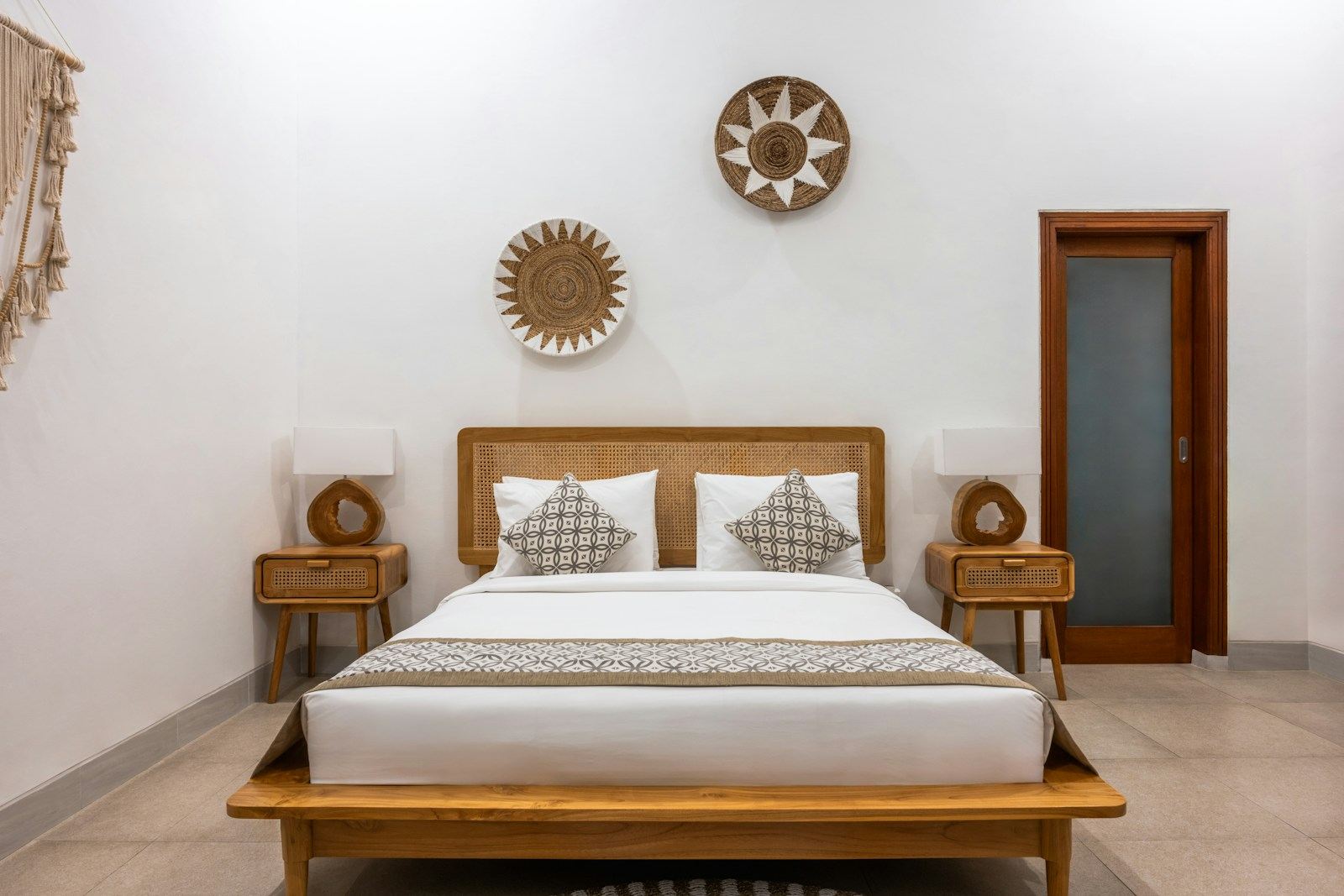 Chambre lumineuse avec lit en bois et mur blanc